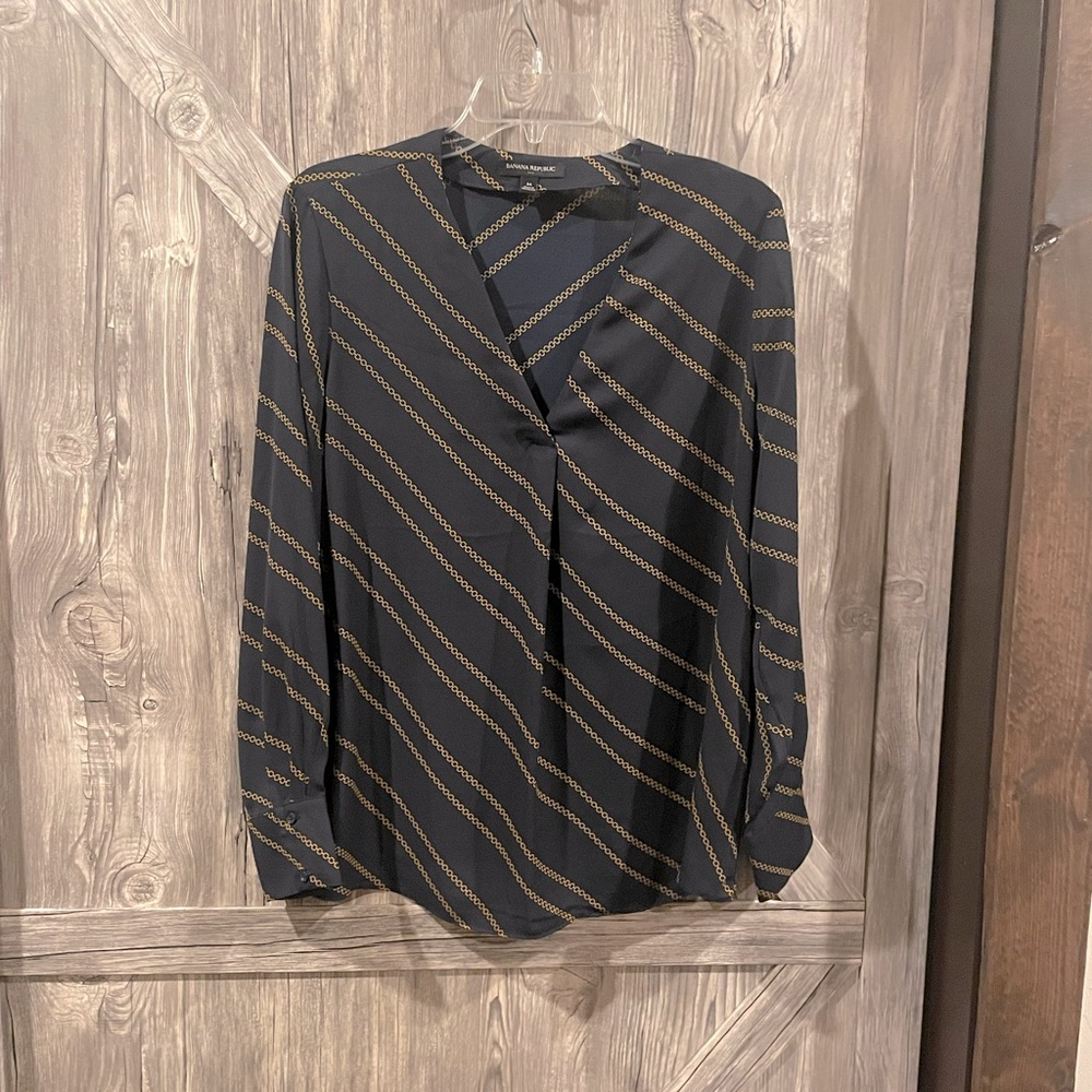 Medium Banana Republic V-neck blouse. Navy w/ gold print in poly. Like new.